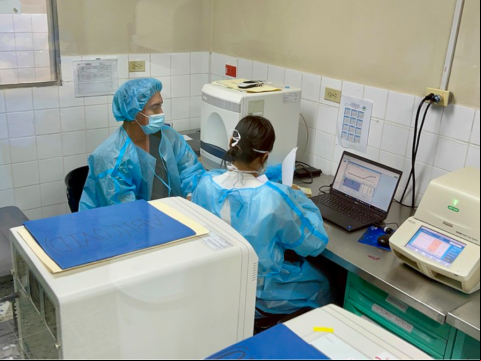 Panamá, 20 de agosto de 2024 (OPS)- El Campus Virtual de Salud Pública (CVSP) de la Organización Panamericana de la Salud (OPS) junto a la Escuela Politécnica de Salud Joaquim Venâncio (EPSJV), de la Fundación Oswaldo Cruz (Fiocruz), Brasil, y con apoyo financiero de la Agencia Española de Cooperación Internacional para el Desarrollo (AECID), presentaron los resultados de la investigación “Recursos humanos en salud en el contexto de la COVID-19: fortalecimiento de las capacidades para mejorar la respuesta d